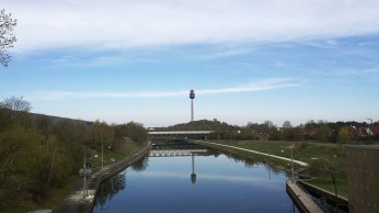 Schöner Blick auf dem Fernsehturm am Weg zum Moritzberg